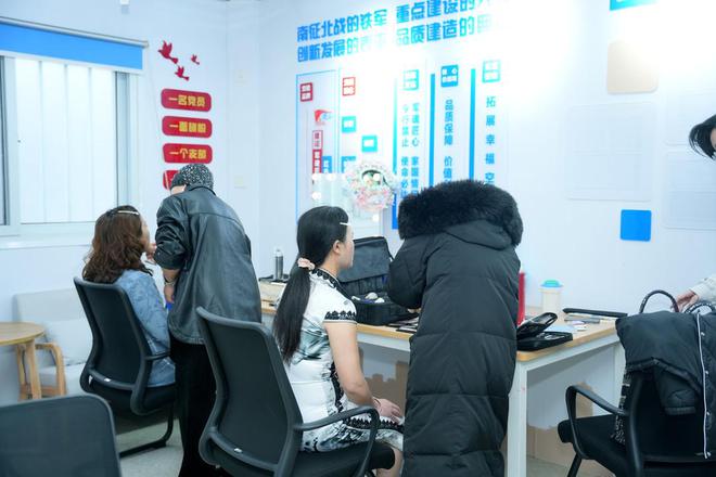 换下工装穿上旗袍建筑女工气质拉满!中建八局开展“奋进新时代 巾帼展风姿”喜庆三八节变装秀活动(图2) 换下工装穿上旗袍建筑女工气质拉满!中建八局开展“奋进新时代 巾帼展风姿”喜庆三八节变装秀活动(图2)