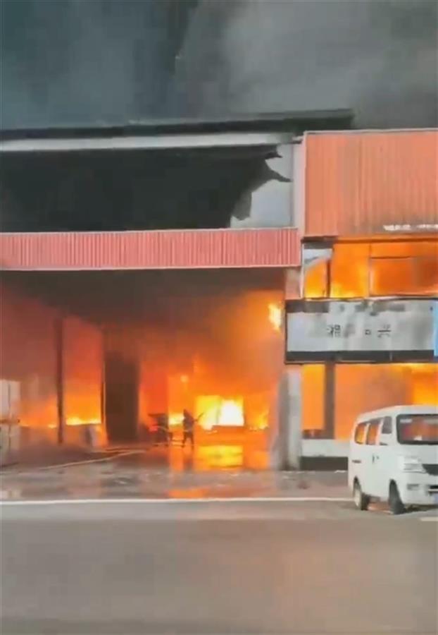 湘潭一市场仓库失火多家门店的摩托车配件和窗帘被烧官方：火势已控制无伤亡