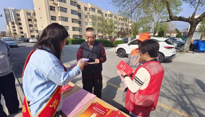 滨印集团与家纺城社区、司法所联合开展普法进小区活动(图2) 滨印集团与家纺城社区、司法所联合开展普法进小区活动(图2)