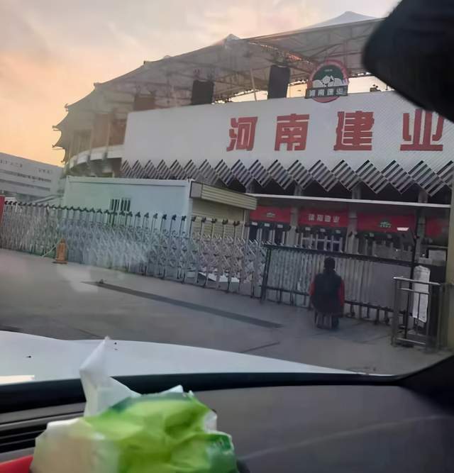 建业在利用河南球迷?死磕足协的做法只能让足协更加反感与坚定(图2) 建业在利用河南球迷?死磕足协的做法只能让足协更加反感与坚定(图2)
