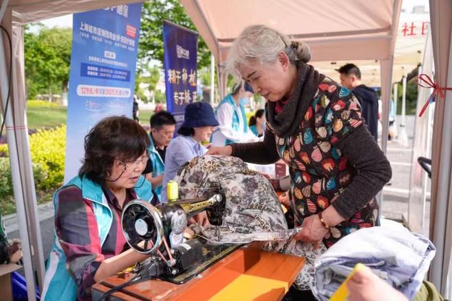 贴心服务获点赞!九里亭“暖心亭”人气旺(图4) 贴心服务获点赞!九里亭“暖心亭”人气旺(图4)