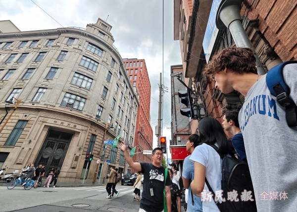 一场特别的Citywalk:读读建筑门上的字外国大学生深度游上海(图2) 一场特别的Citywalk:读读建筑门上的字外国大学生深度游上海(图2)