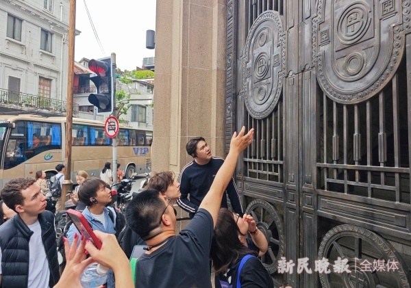 一场特别的Citywalk:读读建筑门上的字外国大学生深度游上海(图3) 一场特别的Citywalk:读读建筑门上的字外国大学生深度游上海(图3)