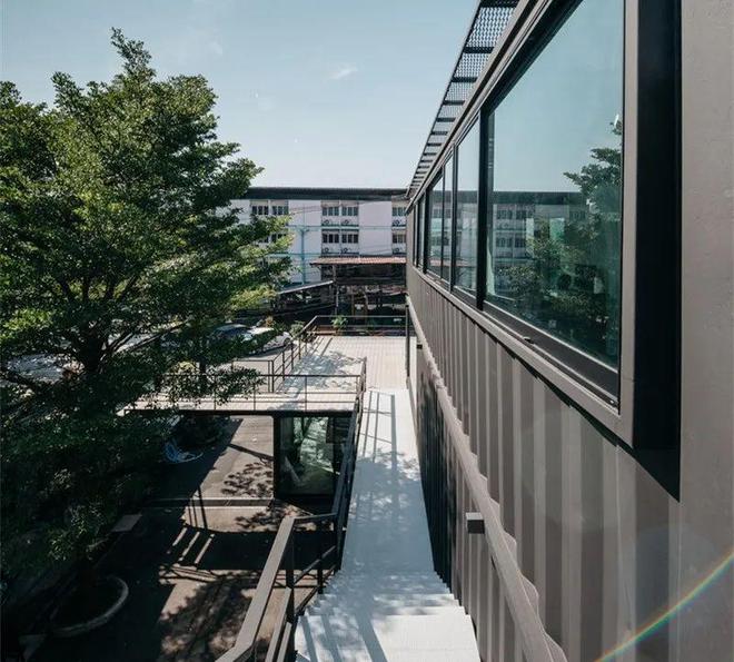 集装箱建筑案例丨国内外汽车集装箱展厅大赏不同工业风格之间的碰撞(图12)