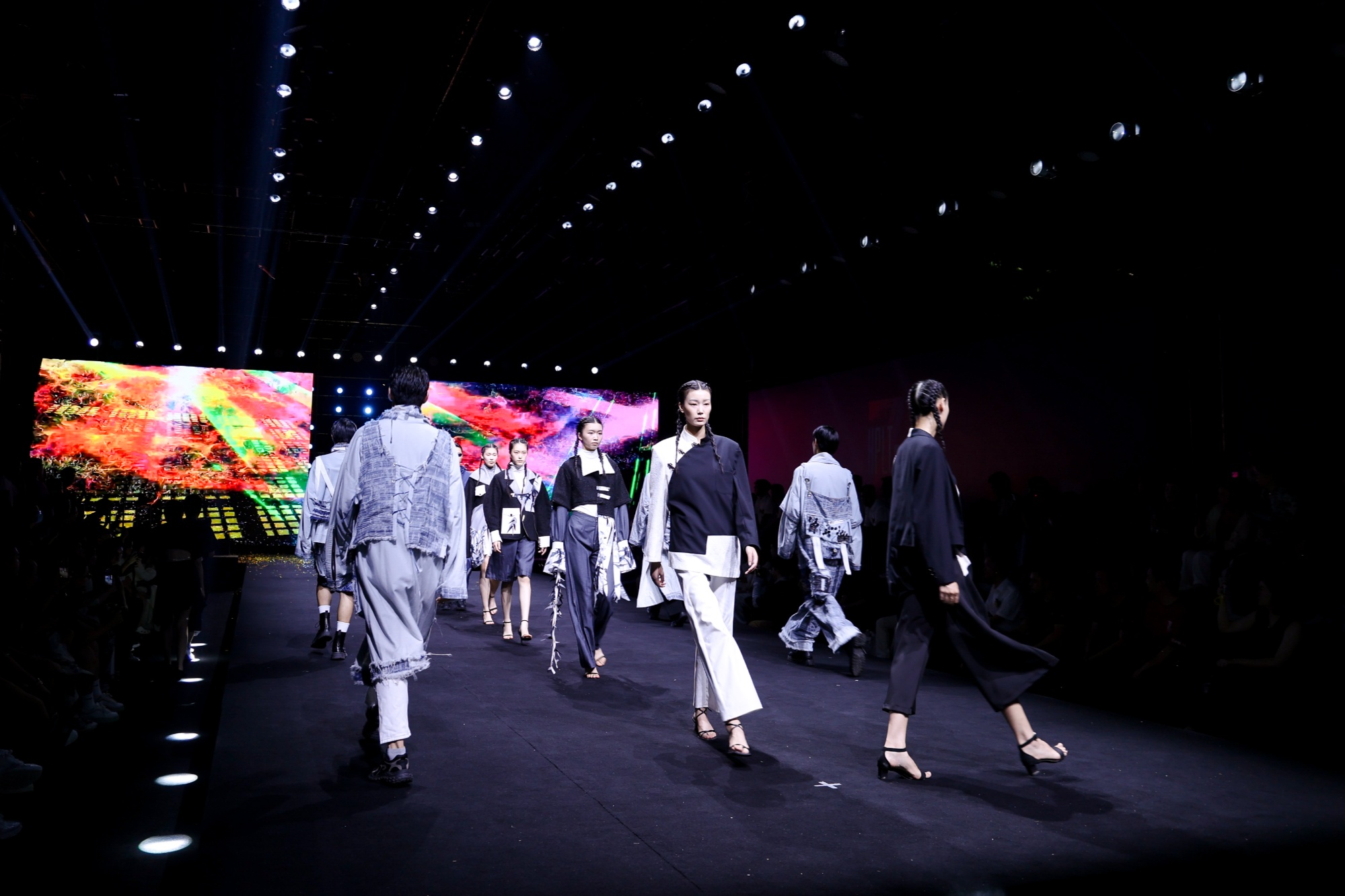 第七届中国·汉正街服装服饰博览会暨2024龙腾国际时尚男装周开幕(图3) 第七届中国·汉正街服装服饰博览会暨2024龙腾国际时尚男装周开幕(图3)
