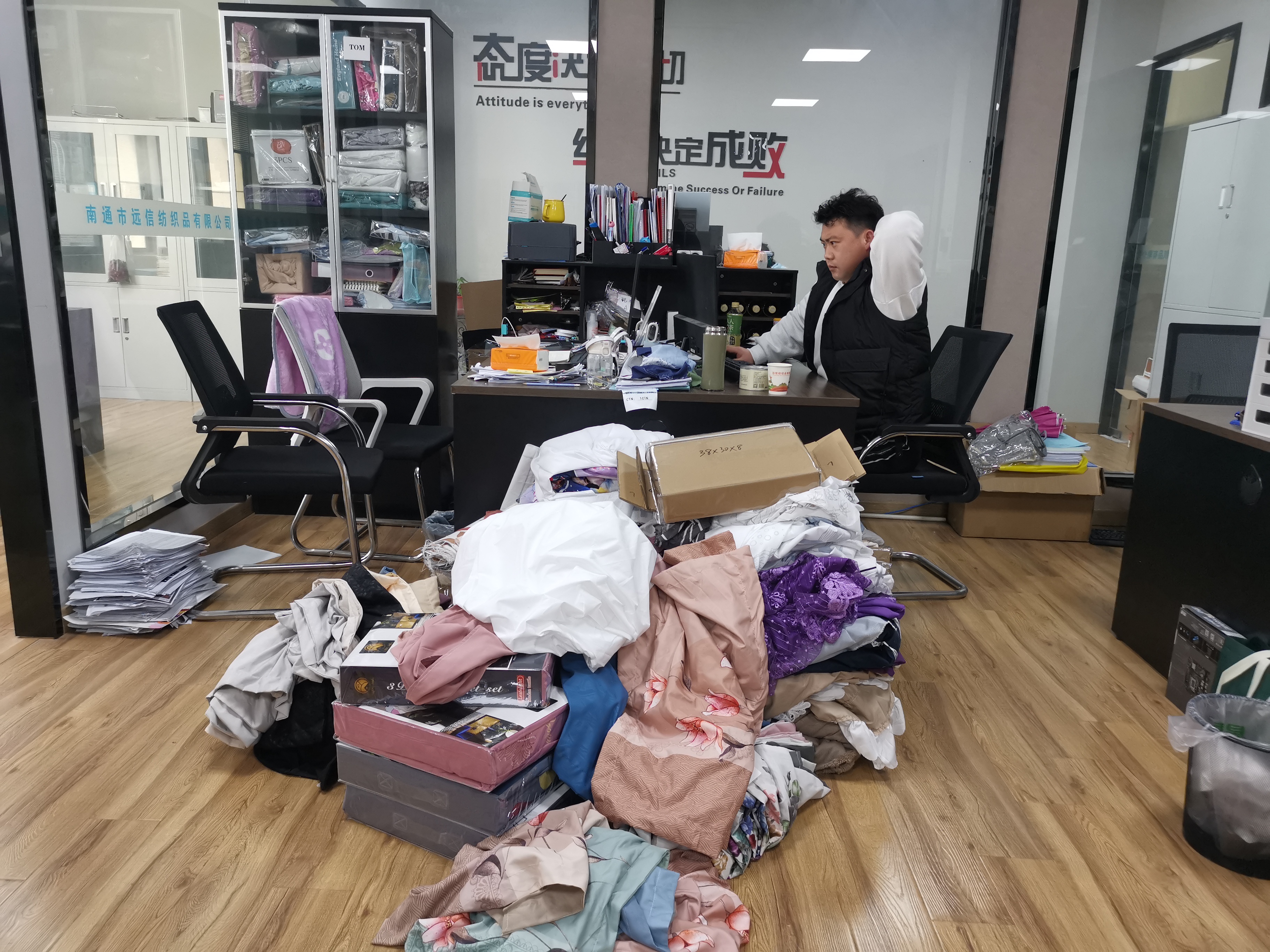 稳订单拓市场应变各有妙招!全国最大家纺市场众多外贸企业24小时不停工(图4) 稳订单拓市场应变各有妙招!全国最大家纺市场众多外贸企业24小时不停工(图4)