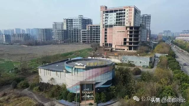 起拍价约28亿!新都区天湖·豪布斯卡将进行一体拍卖→(图2) 起拍价约28亿!新都区天湖·豪布斯卡将进行一体拍卖→(图2)