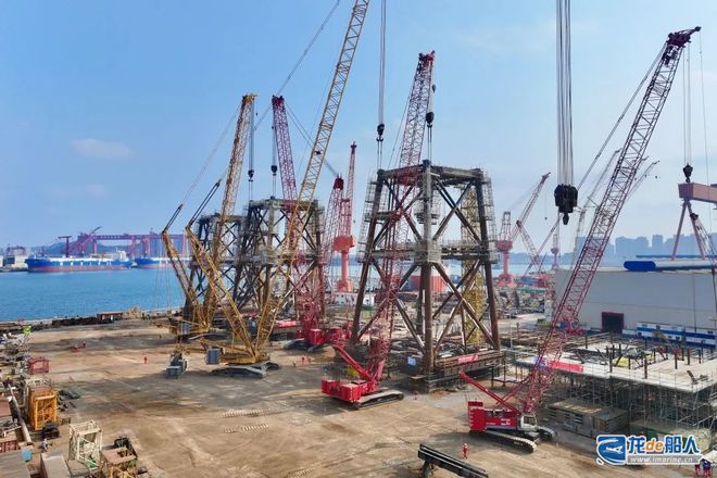 我国承建的最复杂国际海上油气工程项目导管架封顶(图2) 我国承建的最复杂国际海上油气工程项目导管架封顶(图2)