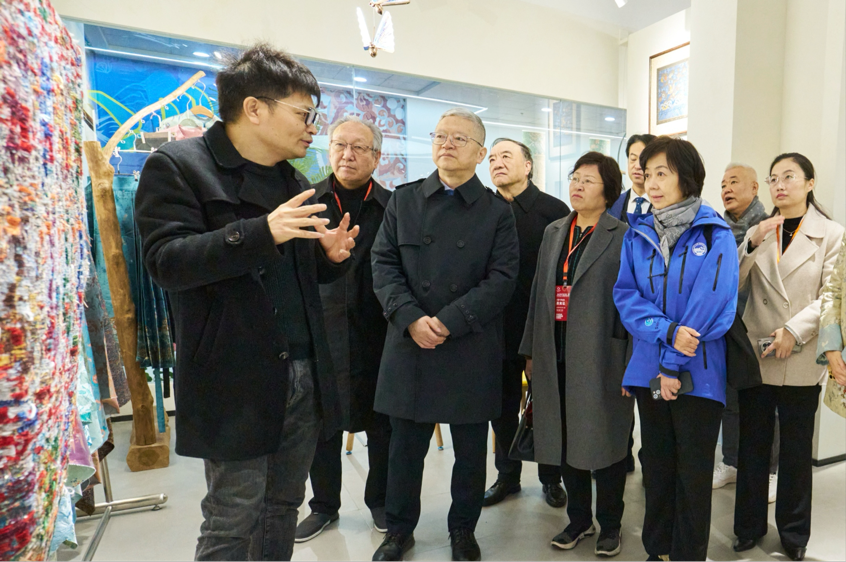 构建国潮时尚产业新生态!“锦韵潮城 风尚许村”2025国风时尚面料新春推广季暨面料供应链对接会开幕(图12) 构建国潮时尚产业新生态!“锦韵潮城 风尚许村”2025国风时尚面料新春推广季暨面料供应链对接会开幕(图12)
