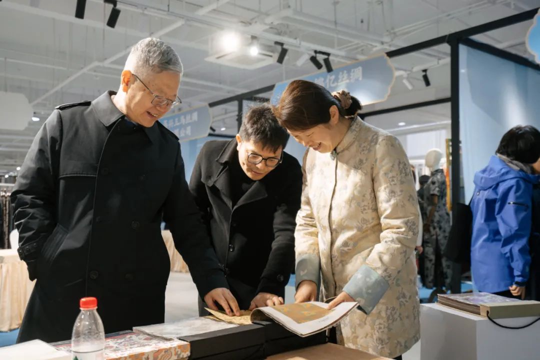 构建国潮时尚产业新生态!“锦韵潮城 风尚许村”2025国风时尚面料新春推广季暨面料供应链对接会开幕(图13) 构建国潮时尚产业新生态!“锦韵潮城 风尚许村”2025国风时尚面料新春推广季暨面料供应链对接会开幕(图13)